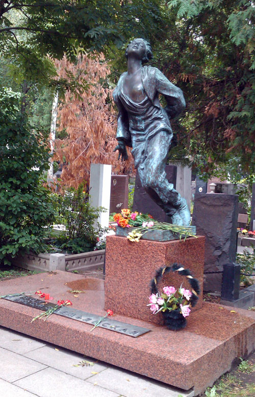 Могила Зои Космодемьянской на Новодевичьем кладбище Москвы