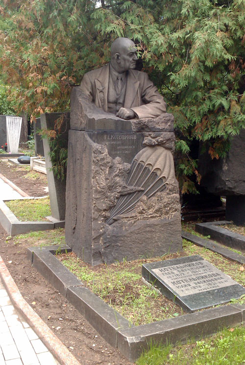 Могила изобретателя парашюта Котельникова Глеба Евгеньевича на Новодевичьем кладбище - фото