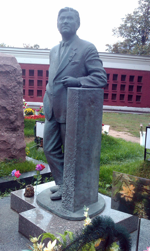 Могила летчика Маресьева А.П. на Новодевичьем кладбище - фото