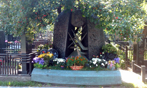 Могила тренера Анатолия Тарасова на Ваганьковском кладбище