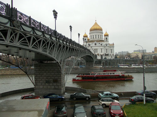 Патриарший мост в Москве у храма Христа Спасителя
