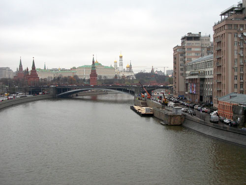 Вид с Патриаршего моста на Москву-реку