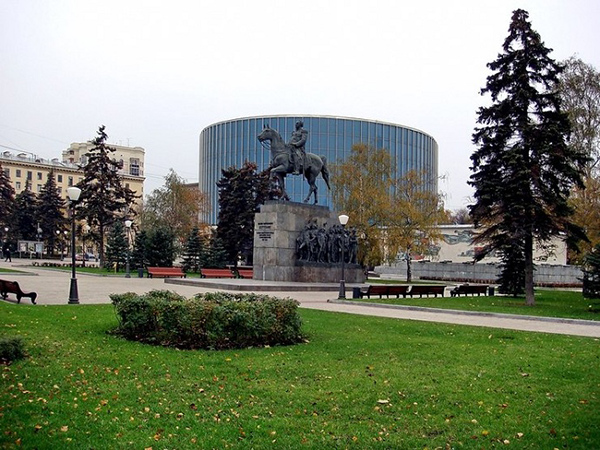 Памятник Кутузову рядом с музеем "Бородинская битва"