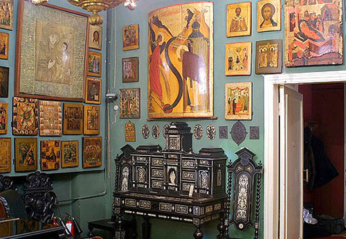 Иконы и антикварная мебель в музее Корина в Москве