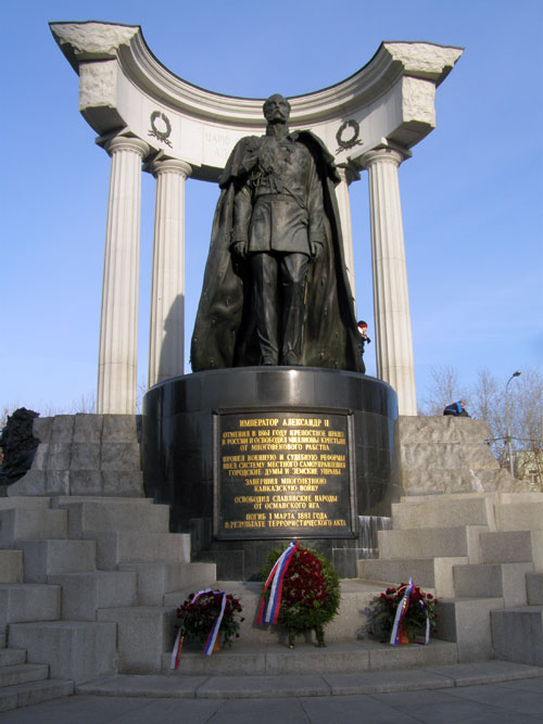 Памятник императору Александру II у храма Христа Спасителя