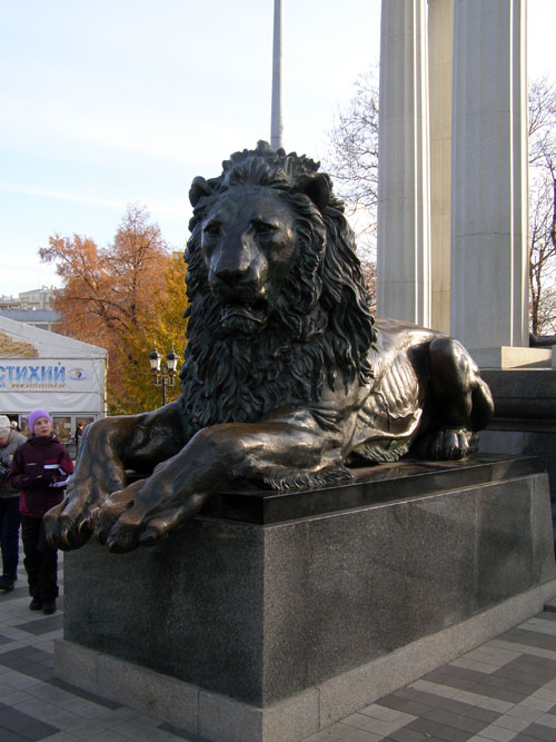Скульптуры льва у памятника Александру II