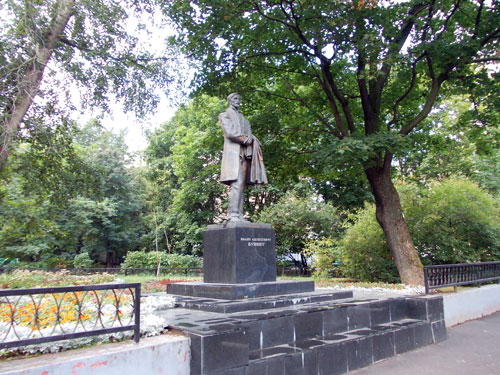 Памятник Ивану Алексеевичу Бунину в Москве