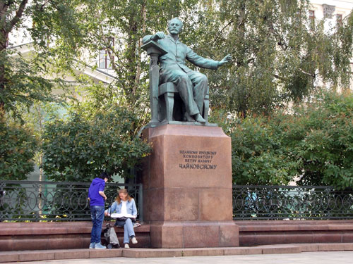 Памятник Петру Ильичу Чайковскому в Москве на Большой Никитской улице