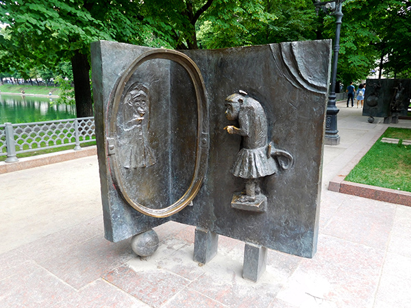 Фото памятника Крылову в Москве