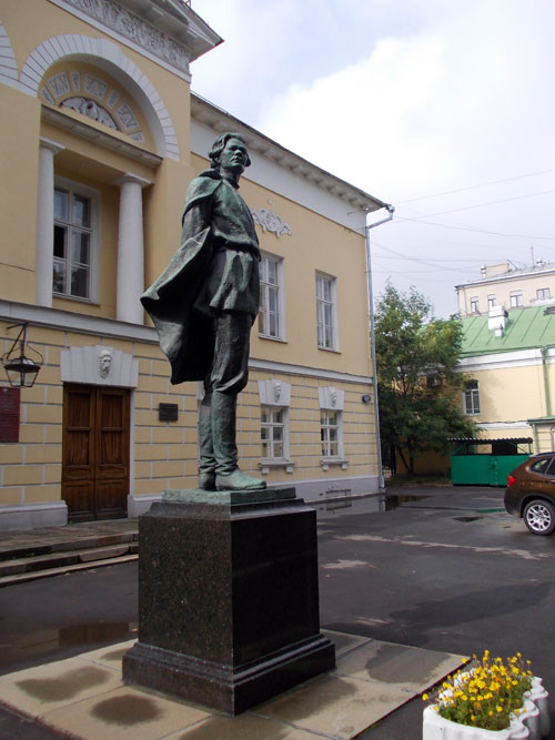 Памятник Максиму Горькому в Москве на Поварской улице у здания института Мировой литературы