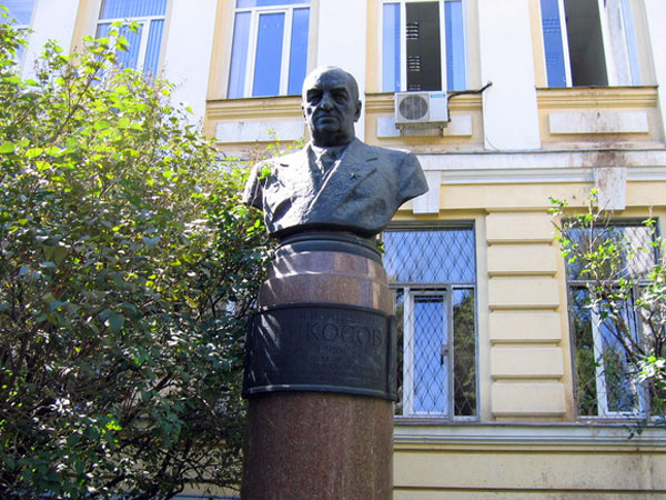 Памятник академику Абрикосову в Москве