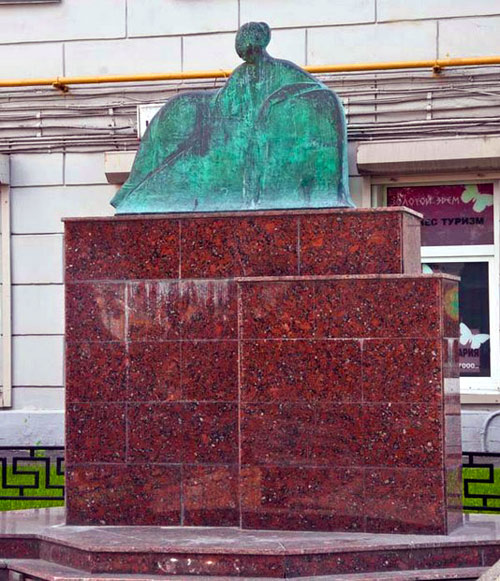 Памятник Ахматовой на Большой Ордынке