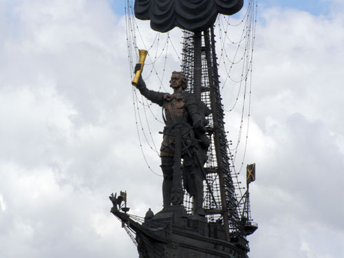 Памятник 300-летие российского флота в Москве