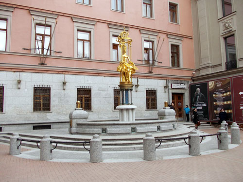 Памятник-фонтан Принцесса Турандот на улице Арбат