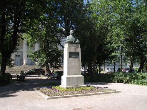 Памятник хирургу С.И. Спасокукоцкому в Москве