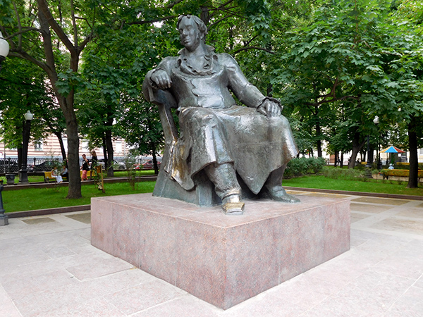 Памятник Крылову в Москве