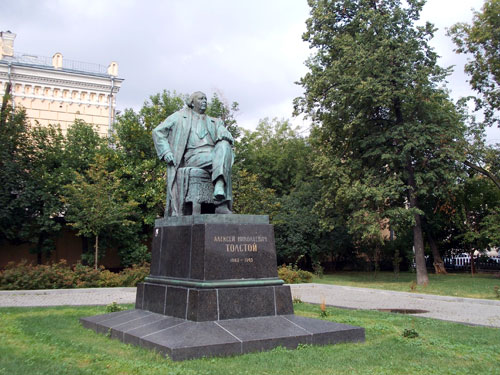 Памятник А.Н. Толстому на Большой Никитской улице