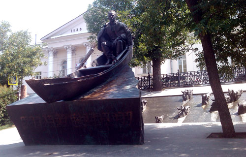 Памятник Шолохову на Гоголевском бульваре в Москве