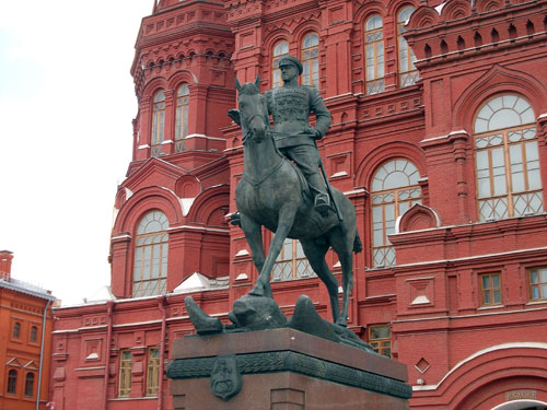 Памятник Жукову на Манежной площади в Москве
