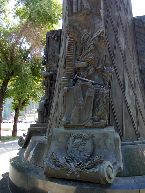 Постамент памятника Владимиру Шухову