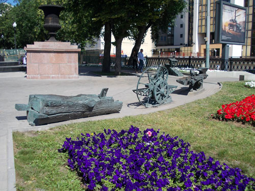 Стилизованные скамейки у памятника Шухову на Сретенском