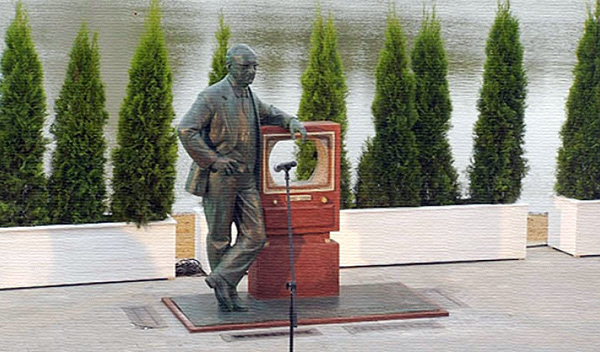 Памятник Зворыкину в Москве