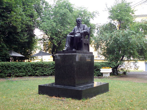 Памятник Л.Н. Толстому на Поварской улице в Москве