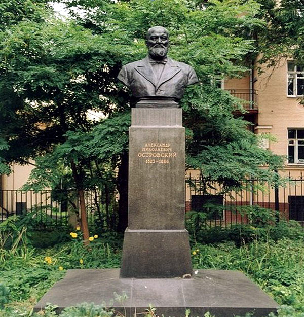 Памятник Островскому в городе Москве на Малой Ордынке