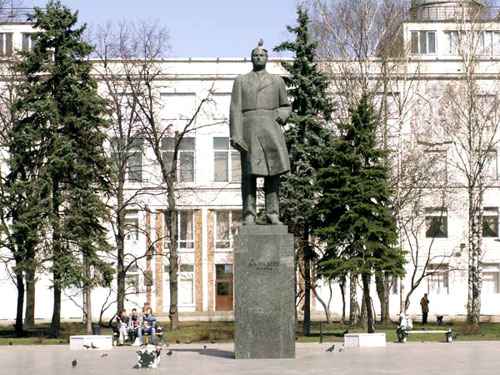 Памятник Фадееву на Миусской площади