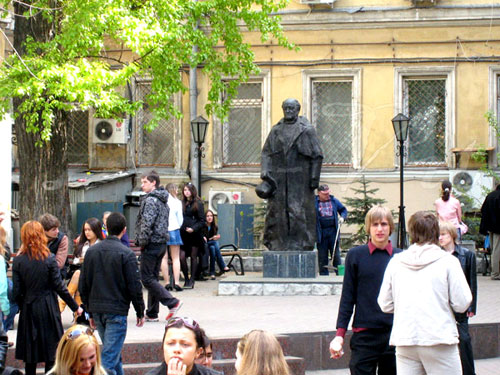 Памятник Щепкину в городе Москве на Пушечной улице