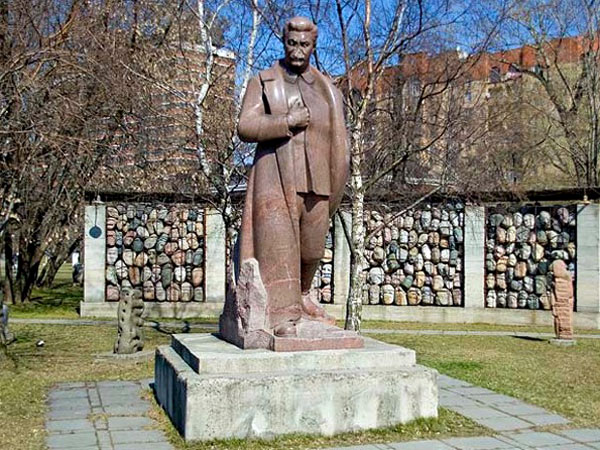 Памятник Сталину в парке Музеон в Москве