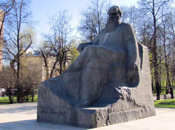 Памятник Льву Николаевичу Толстому на Девичьем поле (Большая Пироговская улица)