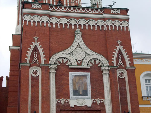 Восстановленная икона Николая Чудотворца на Никольской башне Кремля