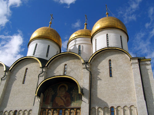 Купола на Успенском соборе московского Кремля