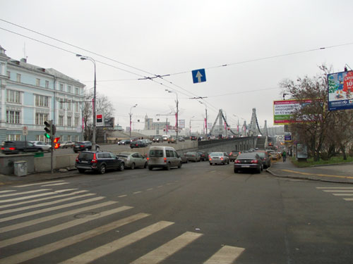Вид на Крымский мост со стороны Зубовского бульвара