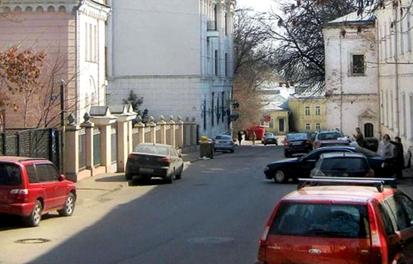 История и достопримечательности Колпачного переулка в городе Москве