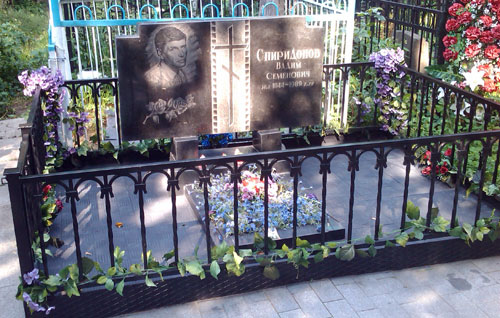 Могила актера Вадима Спиридонова на Ваганьковском кладбище