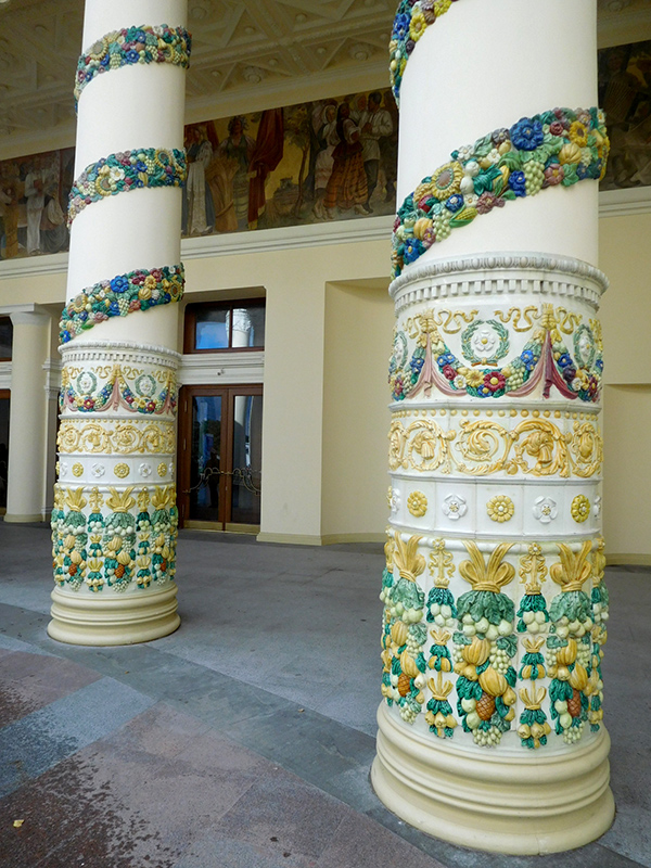 Павильон 18 на ВДНХ: оформление колонн в виде гирлянд (майоликовая плитка)