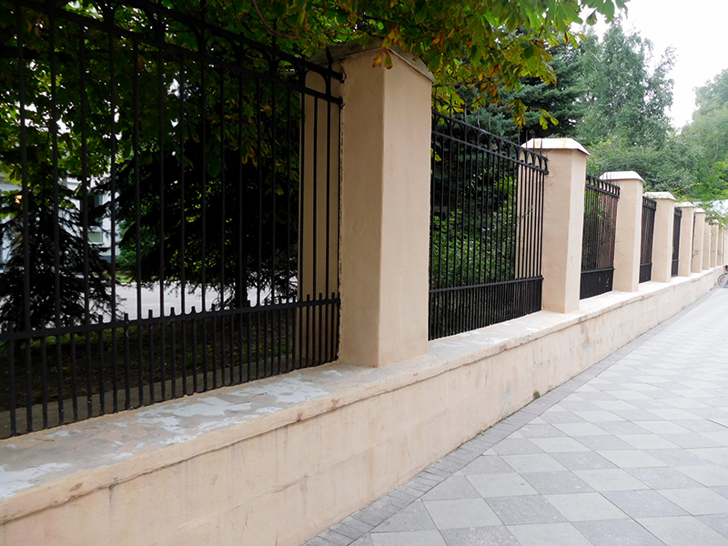 Сохранившаяся ограда Лепешкинского училища на Пятницкой, 50