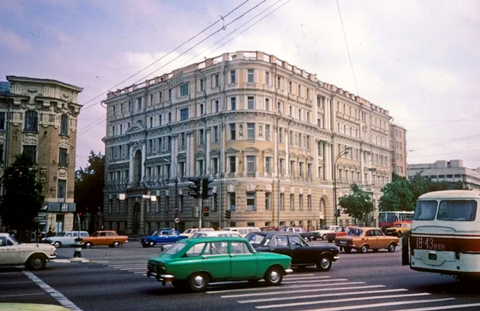 Дома на углу Смоленского бульвара и Пречистенки в советское время