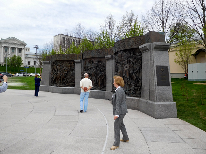 Группа барельефов у памятника князю Владимиру в Москве