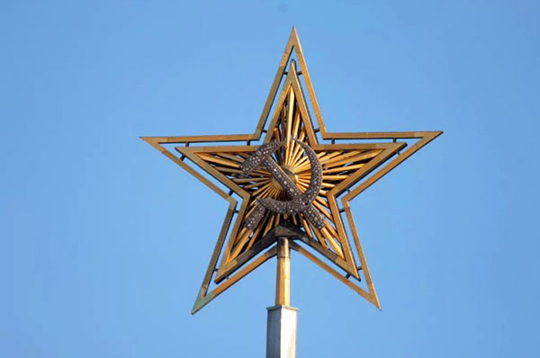 Первые звезды на башнях Кремля