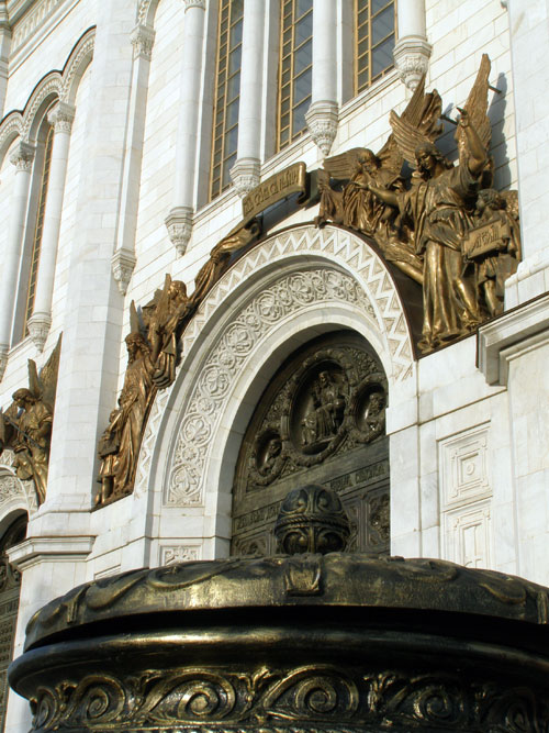 Скульптурная композиция над аркой входа в храм