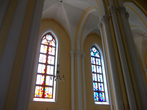 Витражные окна в соборе